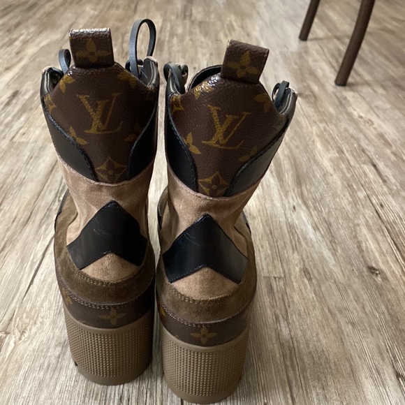 WORN ONCE authentic women’s Louis Vuitton lace up boots - Picture 4 of 7